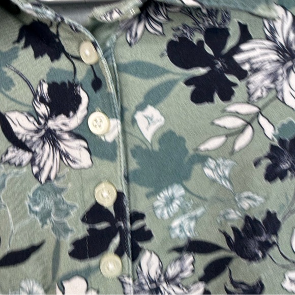 Simons t-shirt, half buttons, flowers polo Green Floral Button Down Shirt - Picture 7 of 12